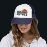 Geboren 1968 Vintager Geburtstag Truckerkappe<br><div class="desc">Mit diesem Vintagen Sonnenuntergang-Grafikdesign mit phantastischen Typografie-Schriftart-Schriftzeichen können Sie Ihrer Garderobe-Kollektion etwas Originalität hinzufügen. Das ist eine tolle Geschenkidee für Männer, Frauen, Ehemänner, Ehefrau und einen Freund, der dieses einzigartige Kunstwerk Liebe geben wird. Das phantastischste und lustigste Urlaubsgeschenk für Ihr Party zum Geburtstag. Sie werden in dieser einzigartigen Vintagen Abbildung...</div>