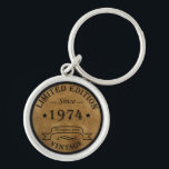 Geboren 1974 Vintag 49. Geburtstag Schlüsselanhänger<br><div class="desc">Mit dieser limitierten Auflage von rustikalem, Vintag Retro-Look Geburtstagsdesign mit phantastischer Typografie-Schriftart-Schrift können Sie Ihrem Kleiderschrank etwas Originalität hinzufügen. Es ist eine großartige Geschenkidee für Männer, Frauen, Ehemann, Ehefrau und einen Freund, der dieses einzigartige Kunstwerk Liebe geben wird. Das beste und lustigste Urlaubsprojekt für Ihr Party zum Geburtstag. Wenn Ihnen...</div>