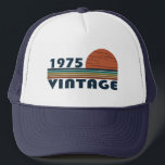 Geboren 1975 Vintager Geburtstag Truckerkappe<br><div class="desc">Mit dieser limitierten Auflage, einem originellen und eleganten Sonnenuntergang, einem Vintagen Retro-Look, mit phantastischen Typografie-Schriftart-Schriftzeichen, können Sie Ihrem Kleiderschrank etwas Originalität verleihen. Es ist eine großartige Geschenkidee für Männer, Frauen, Ehemann, Ehefrau und einen Freund, der dieses einmalige Kunstwerk Liebe geben wird. Das beste und lustigste Urlaubsprojekt für Ihr Party zum...</div>