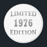 geboren 1976 Geburtstagsausgabe Magnet<br><div class="desc">Mit diesem originellen und modernen Grafikdesign mit phantastischen Typografie-Schriftart-Schriftzeichen können Sie Ihrem Kleiderschrank etwas Originalität hinzufügen. Es ist eine tolle Geschenkidee für Männer, Frauen, Ehemann, Ehefrau und einen Freund, der dieses einzigartige Kunstwerk Liebe geben wird. Das beste und lustigste Urlaubsprojekt für Ihr Party zum Geburtstag. Wenn Ihnen dieses Kunstwerk gefällt,...</div>