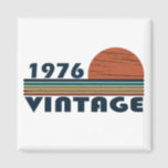 Geboren 1976 klassischer Retro-Sonnenuntergang Magnet<br><div class="desc">Mit dieser limitierten Auflage, einem originellen und eleganten Sonnenuntergang, einem Vintagen Retro-Look, mit phantastischen Typografie-Schriftart-Schriftzeichen, können Sie Ihrem Kleiderschrank etwas Originalität verleihen. Es ist eine großartige Geschenkidee für Männer, Frauen, Ehemann, Ehefrau und einen Freund, der dieses einmalige Kunstwerk Liebe geben wird. Das beste und lustigste Urlaubsprojekt für Ihr Party zum...</div>