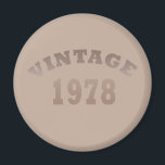 Geboren 1978 Vintag modischer Klassiker Magnet<br><div class="desc">Mit diesem originellen und modernen Grafikdesign mit phantastischen Typografie-Schriftart-Schriftzeichen können Sie Ihrem Kleiderschrank etwas Originalität hinzufügen. Es ist eine tolle Geschenkidee für Männer, Frauen, Ehemann, Ehefrau und einen Freund, der dieses einzigartige Kunstwerk Liebe geben wird. Das beste und lustigste Urlaubsprojekt für Ihr Party zum Geburtstag. Wenn Ihnen dieses Kunstwerk gefällt,...</div>