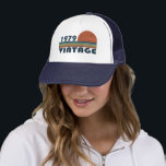 Geboren 1979 Vintager Geburtstag Truckerkappe<br><div class="desc">Mit diesem originellen, 1979 in Retro-Look gestalteten Geburtstagsdesign mit phantastischen Farbtönen und Typografie geschriebenen Schriftart, können Sie Ihrem Kleiderschrank etwas Originalität hinzufügen. Es ist eine großartige Geschenkidee für Männer, Frauen, Ehemann, Ehefrau und einen Freund, der dieses einmalige Kunstwerk Liebe geben wird. Das phantastischste und lustigste Urlaubsgeschenk für Ihr Party zum...</div>