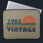 Geboren 1983 Vintager Geburtstag Laptopschutzhülle<br><div class="desc">Mit diesem originellen, 1983 in Retro-Look gestalteten Geburtstagsdesign mit phantastischen Farbtönen und Typografie geschriebenen Schriftart, können Sie Ihrem Kleiderschrank etwas Originalität hinzufügen. Es ist eine großartige Geschenkidee für Männer, Frauen, Ehemann, Ehefrau und einen Freund, der dieses einmalige Kunstwerk Liebe geben wird. Das phantastischste und lustigste Urlaubsgeschenk für Ihr Party zum...</div>
