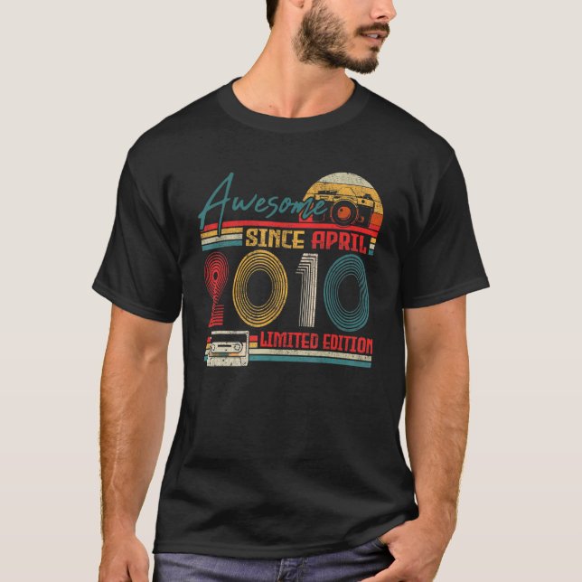 Geboren 2010 Phantastisch seit April 2010 12 Jahre T-Shirt (Vorderseite)