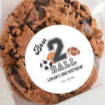 Geboren 2 Ball Sport Themenjunge 2. Geburtstag Par Runder Aufkleber<br><div class="desc">Geborenen 2 Ball Sport Themenjunge 2. Geburtstag Gastgeschenk Stickers</div>