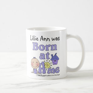 Geboren bei Zuhause-Strichmännchen Girl in Lila Kaffeetasse