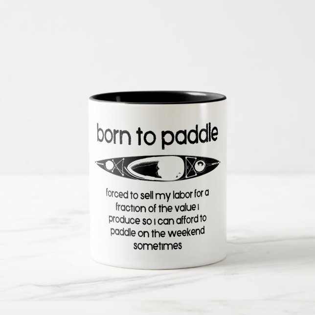 Geboren, einen Kajak zu paddeln Zweifarbige Tasse (Mittel)
