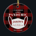 Geboren im Pandemic FIrst Christmas Baby Foto Keramik Ornament<br><div class="desc">Jedes Kind ist etwas Besonderes, aber die geborenen in den letzten Monaten sind wirklich besonders: Sie waren während einer Pandemie geboren! Dieser Sake zelebriert nicht nur das erste Weihnachtsfest Ihres Babys, sondern auch das Besondere dieses neuen Babys! Einfach mit dem Namen, dem geborenen Datum und dem Foto Ihres Babys personalisieren....</div>