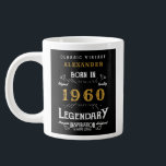 Geboren in der Legende von 1960 Jumbo-Tasse<br><div class="desc">Für diejenigen, die 1960 geboren und Geburtstag feiern, haben wir die ideale Geburtstagsriesen Kaffee-Tasse. Der schwarze Hintergrund mit Vintagem Typografie-Design in Weiß und Gold ist schlicht und elegant mit Retro-Ambiente. Passen Sie den Text dieses Geburtstagsgeschenks mit der Vorlage einfach an. Mehr Geschenke und Party-Vorräte mit dem "Legendary"-Design im Laden erhältlich....</div>