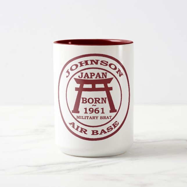 Geborener Johnson-Flughafen Japan 1961 Zweifarbige Tasse (Mittel)