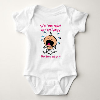 Geborener nasser hungriger baby strampler
