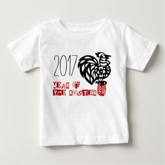 Geborenes Baby im Rooster-Jahr-Papercut Baby Girl- Baby T-shirt