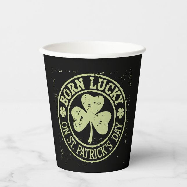 Geborenes Glück am St. Patrick's Day Pappbecher (Vorderseite)