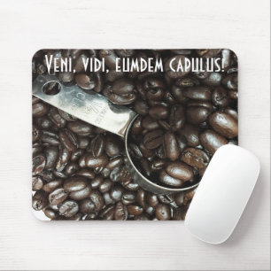 Gebratene Kaffeebohnen mit silberner Mousepad