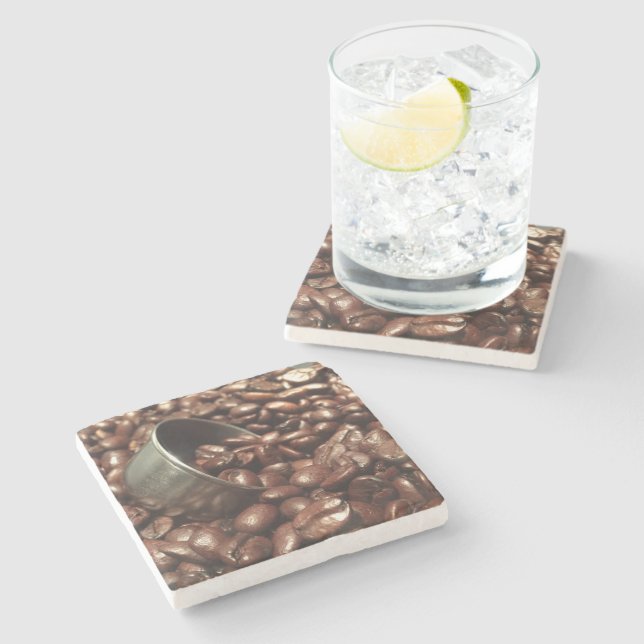 Gebratene Kaffeebohnen mit silberner Steinuntersetzer (Seitenansicht)