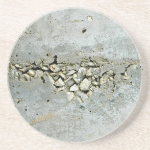 Gebrochene Betonmauer mit kleinen Steinen Getränkeuntersetzer