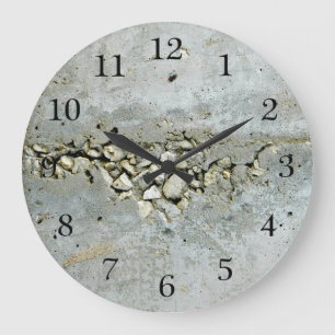 Gebrochene Betonmauer mit kleinen Steinen Große Wanduhr