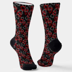 Gebrochene Herzen auf schwarzem Hintergrund rot un Socken