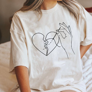 Gebrochenes Herz mit Nadel und Faden reparieren Tri-Blend Shirt