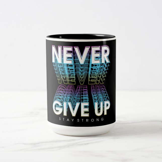 Gebt nie Bleibe stark auf Zweifarbige Tasse (Mittel)