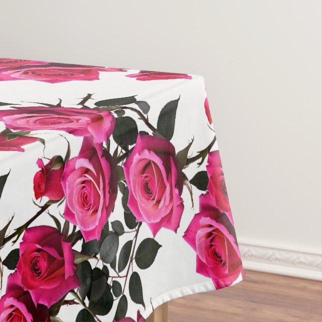 Gebündelte rote und rosa Rosen auf einem stark wei Tischdecke (Beispiel)