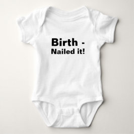 Geburt - es genagelt Baby-Shirt Baby Strampler