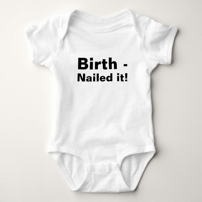 Geburt - es genagelt Baby-Shirt Baby Strampler (Vorderseite)