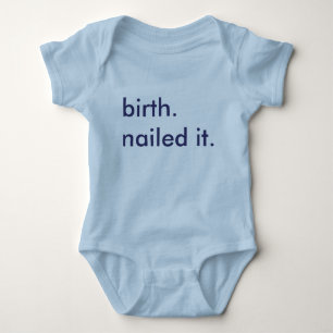 Geburt. Genagelt ihm Baby Strampler