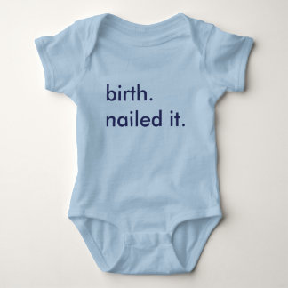 Geburt. Genagelt ihm Baby Strampler