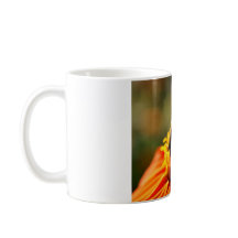 Gebürtige Biene in einer orange Blumen-Tasse