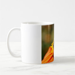 Gebürtige Biene in einer orange Blumen-Tasse Kaffeetasse