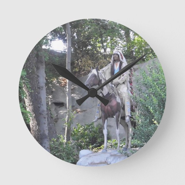 Gebürtiger Ureinwohner-Leiter mit Pferd Runde Wanduhr (Vorderseite)