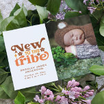 Geburtsankündigung Foto Postkarte neu für den Stam<br><div class="desc">Baby Foto Template Modern New To The Stamm Birth Announcement Postcard zeigt eines Ihrer Lieblingslieder Ihres Neugeborenen oder Mädchens mit dem Foto "New To The Stbe" in rosa und grüner Schrift mit Kalligraphie, die mit einem niedlichen Regenbogen und Lieben-Herz betont wird. Fügen Sie zusätzliche Informationen hinzu, wie z. B. den...</div>