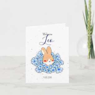 Geburtsanzeige mit Hasenfoto und Blumen. Ankündigung