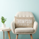 Geburtsdatum der Rustic Burlap-Familie Lendenkissen<br><div class="desc">Rustic Burlap Graphic Familienname Kissen mit individualisierbaren Hochzeitsplanung.</div>