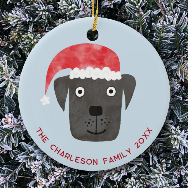 Geburtsdatum des Weihnachtshundes Keramik Ornament (Black labrador retriever dog in a Santa hat personalized family name date ceramic Christmas ornament)