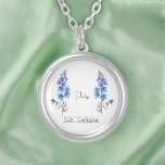 Geburtsmonat Blume Juli Larkspur Versilberte Kette<br><div class="desc">Geburtmonat Blume Juli Larkspur Halskette mit einer Illustration einer Larkspur-Blume. Unter der Blume wird der Name in einem stilvollen Script-Schriftart geschrieben. Unter dem Namen Staaten sie "Juli - Larkspur", was darauf hinweist, dass der Geburtsmonat des Besitzers Juli ist und ihre Blume bei der Geburt der Larkspur ist. Es ist eine...</div>