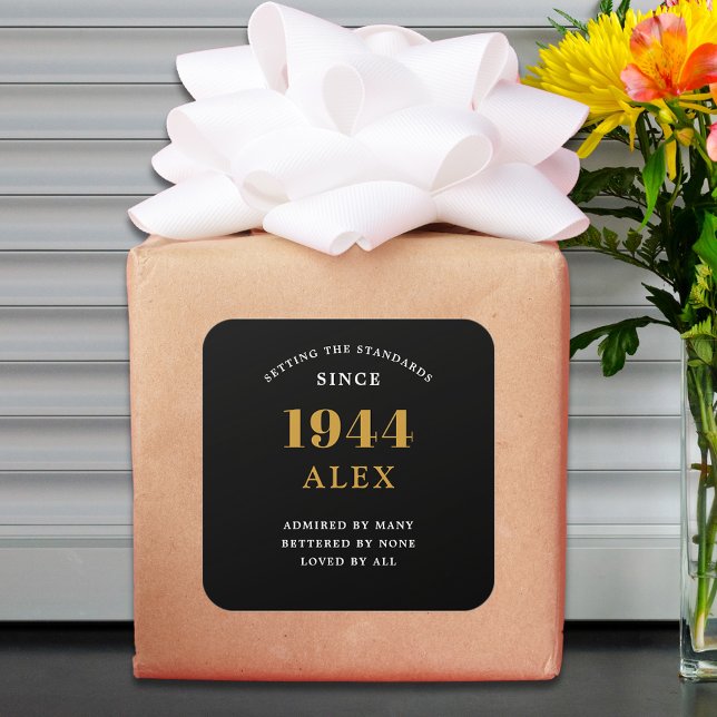 Geburtsname 1944 Black Gold Elegant Chic Quadratischer Aufkleber (80th Birthday 1944 Elegance: Exceptionally Chic Black and Gold Square Sticker.)