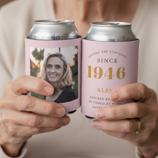 Geburtsname 1946 Chic Pink Gray Foto Dosenkühler (Pink 1946 personalized can coolers showing both sides.)