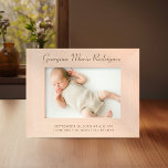 Geburtsstaten des Neugeborenen Geätzte Rahmen<br><div class="desc">Feiern Sie die Ankunft Ihres Kleinen mit unserem eleganten, neugeborenen Foto Rahmen. Sorgfältig gefertigt und mit dem Namen Ihres Babys in einem eleganten Drehbuch und unten mit Geburtsstatistiken versehen, ist dieser Rahmen mehr als nur ein Dekorstück - es ist ein lebenslanger Sake. Es ist der perfekte Weg, diese ersten wertvollen...</div>