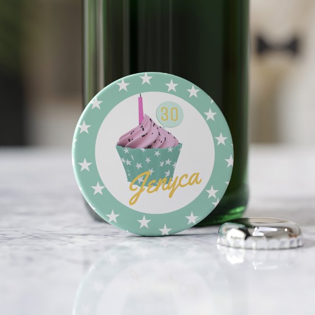 Geburtstag Cupcake Monogramm Flaschenöffner (Add your name and age to this cute birthday cupcake bottle opener)
