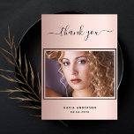 Geburtstag danke Ihnen benutzerdefinierte Foto Ros Postkarte<br><div class="desc">Ein eleganter glamouröser 21. Geburtstag (oder jedes Alter) Dankeschön Postcard, personalisiert mit Ihrem eigenen Foto. Fügen Sie Ihr eigenes Foto, Ihren Namen, ein Datum und das Dankeschön zur Kenntnis. Eine gürtliche und feminine Rose Gold Imitate metallisch aussehend Hintergrund. Der Text: Vielen Dank auf der Vorderseite und Ihre Namen auf der...</div>