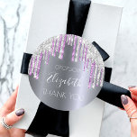 Geburtstag Glitzer silber lila Funkeln Danke Runder Aufkleber<br><div class="desc">Eine trendige und glamouröse Geburtstagsparty. Ein Imitat silber Metall,  Folie aussehend Hintergrund mit lila und Imitaten silberne Glitzer Tropfen,  Farbe Tropflook. Personalisieren und fügen Sie Datum und Namen hinzu. Der Name ist mit einem modernen handgeschriebenen Stilskript geschrieben. Ideal für Favoriten und Dankeschön Karten.</div>