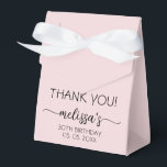 Geburtstag Minimal Dusty Pink Monogram Name Script Geschenkschachtel<br><div class="desc">Girly Simple Clean Minimalistisch Blush Pink Monogram Name Signature Script Custom Personalisiert 30. (oder jedes Alter) Geburtstag "Danke" Text Bevorzugung Box. Dieses Design mit Ihrem Vornamen in einem hübschen handgeschriebenen Stil Swash Schwanz Schriftart Signatur Typografie (oder Kalligrafie) auf staubigen rosa oder hellpastellfarbenen Hintergrund. Diese stilvollen weiblichen Geschenkboxen, die sich hervorragend...</div>