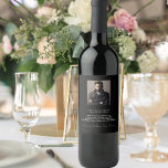 Geburtstags Foto Spaß Fakten Bio Typ Mann Weinetikett<br><div class="desc">Kann vorne auf einer Flasche verwendet werden,  ist aber für den Rücken. Für eine Geburtstagsfeier für einen Typ,  Mann.  Personalisieren und fügen Sie Ihr eigenes Foto des Jubiläums.  Fügen Sie Ihren Text,  lustige Fakten,  Biografie über den Geburtstag Typ,  und fügen Sie Ihre Namen. Klassischer schwarzer Hintergrund und weißer Text.</div>