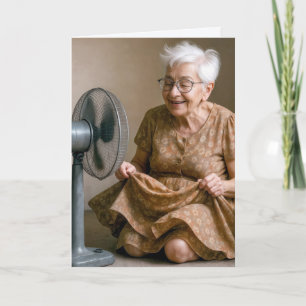 Geburtstags-Oma kühlt sich mit einem Ventilator ab Karte