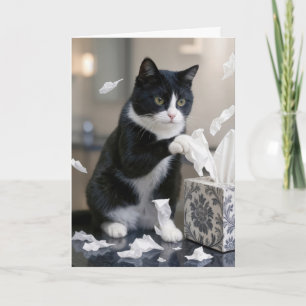 Geburtstags-Smokingkatze spielt mit einer Taschent Karte