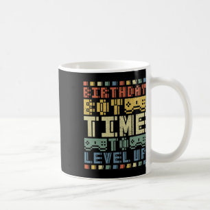 Geburtstagsjunge Zeit, um das Video-Spiel "Teenies Kaffeetasse