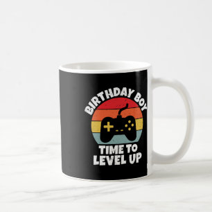Geburtstagsjunge Zeit zum Hochstufen des Videospie Kaffeetasse